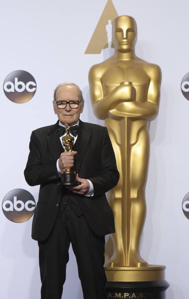 Ennio Morricone mostra con orgoglio il primo Oscar vinto in carriera. LaPresse